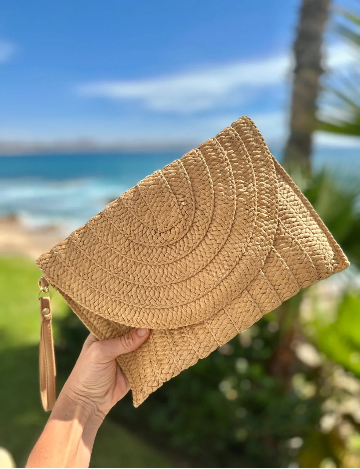 Straw Clutch with strap in natural